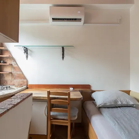 Cozy, Bright And Affordable Single - Free Parking Apartment *